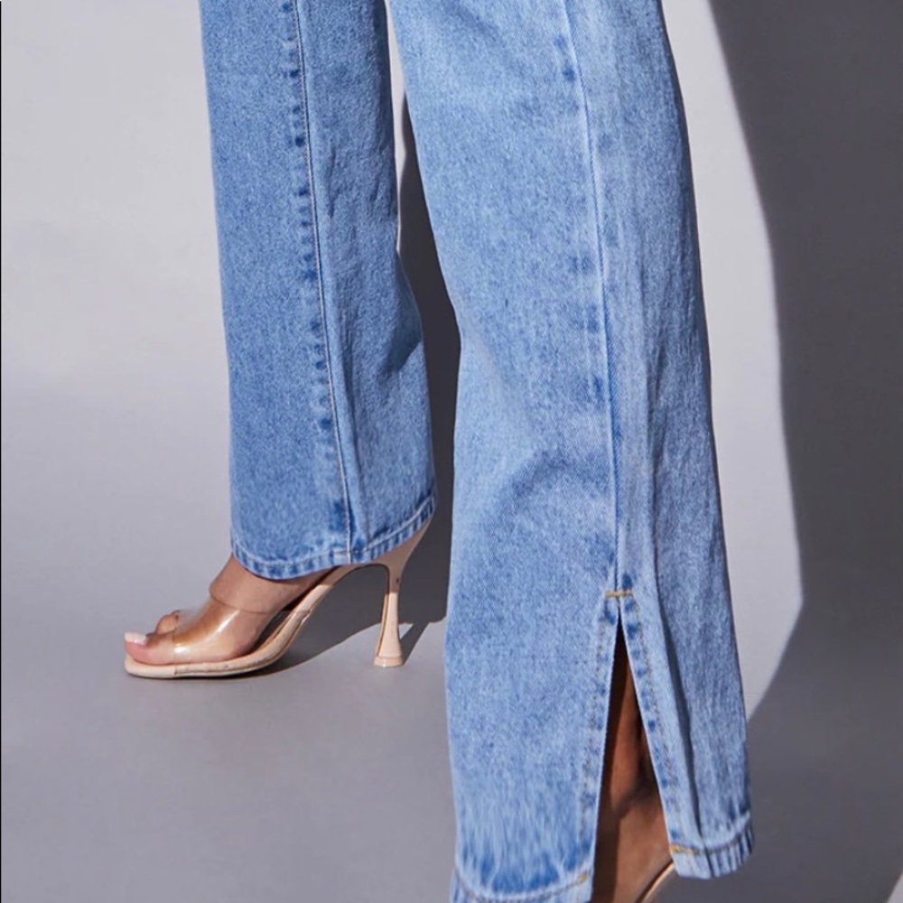 Pretty Little Thing: Light Wash Split Hem Straight Leg Denim